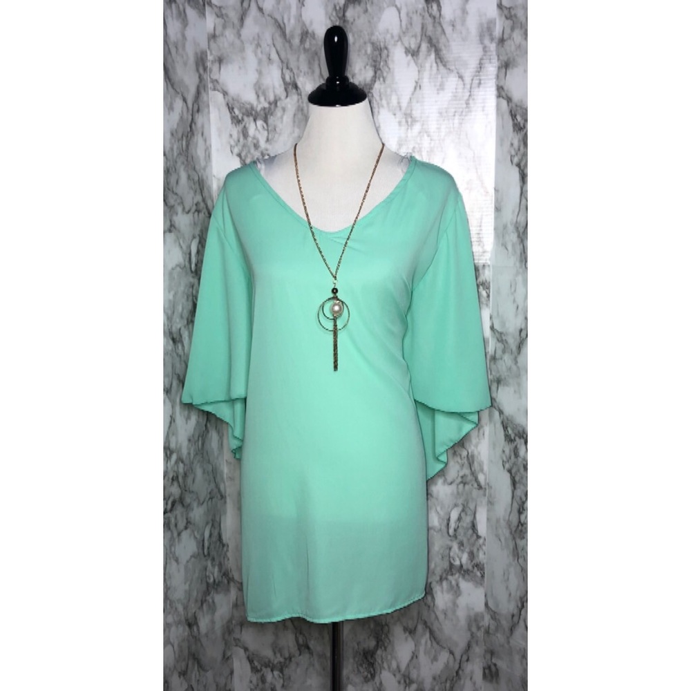 NWOT Plus Size Dressy Shirt W/ Necklace